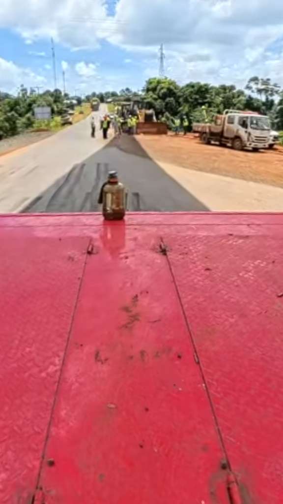 从运输车板看前方道路施工区域