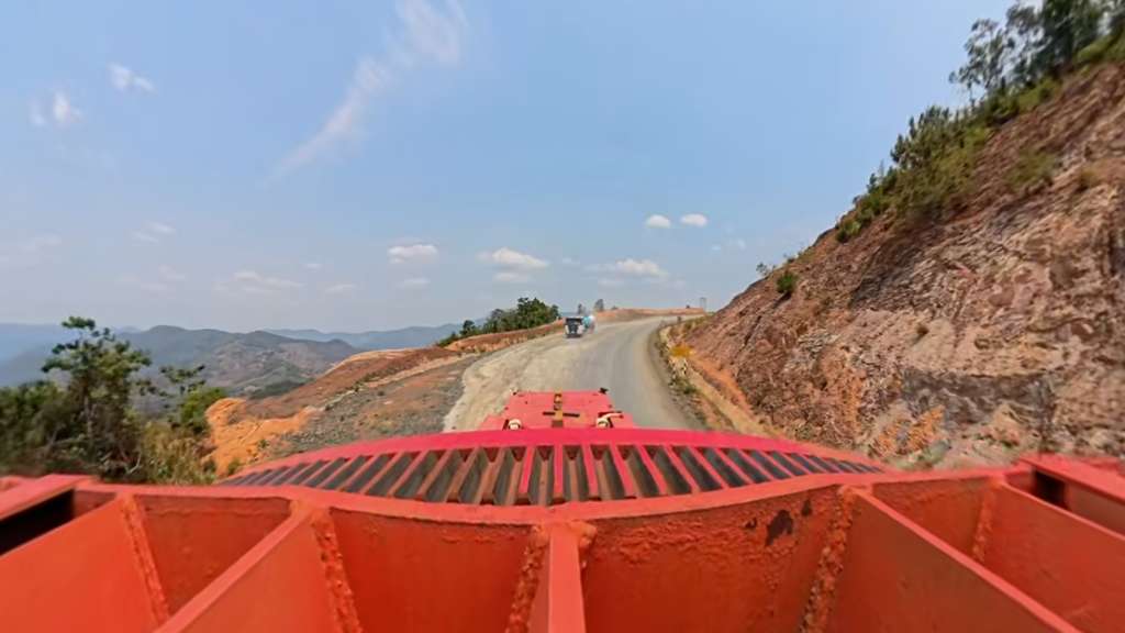 山路上从运输车板看前方道路
